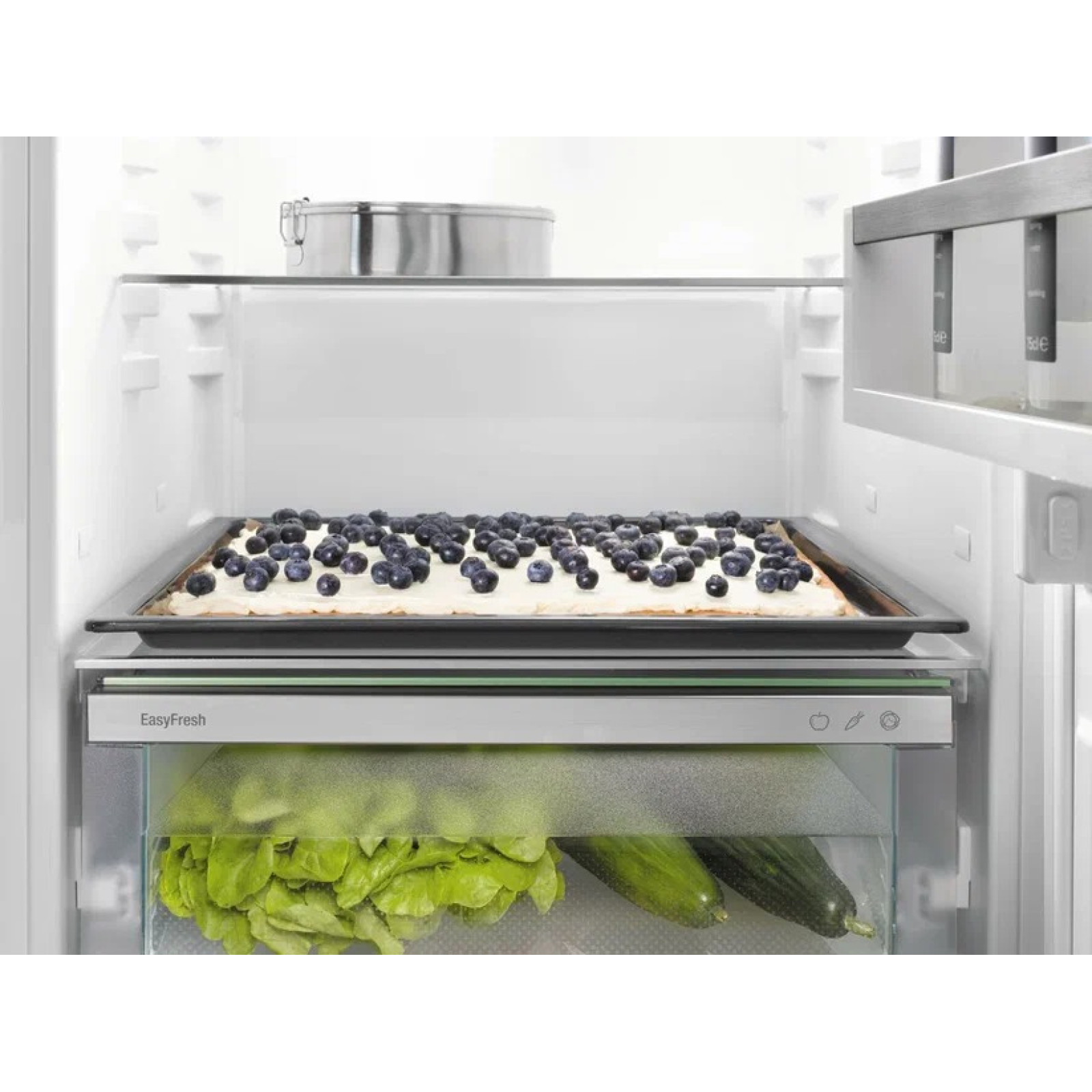 Combină frigorifică integrabilă cu EasyFresh şi NoFrost Liebherr